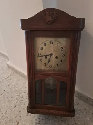 Reloj de pared antiguo de madera