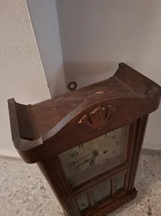 Reloj de pared antiguo de madera