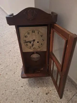 Reloj de pared antiguo de madera