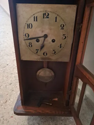 Reloj de pared antiguo de madera