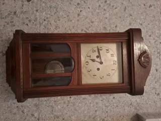 Reloj de pared antiguo de madera