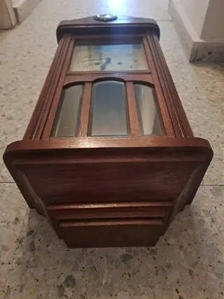 Reloj de pared antiguo de madera