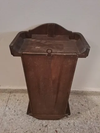 Reloj de pared antiguo de madera