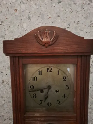 Reloj de pared antiguo de madera