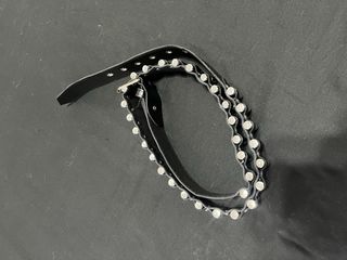 Cinturón de balas negro y plateado