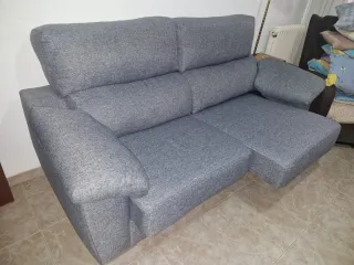Sofá gris con asientos extraíbles