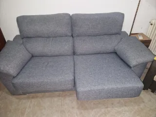 Sofá gris con asientos extraíbles
