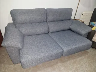 Sofá gris con asientos extraíbles