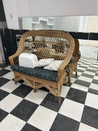 Sillón de peluquería negro, espejos y utensilios