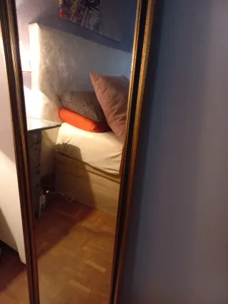 Espejo de pared dorado y madera