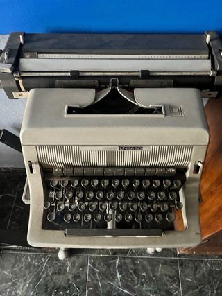 Máquina de escribir Olivetti Linea 80