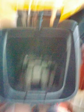 Cubo de basura con tapa amarilla