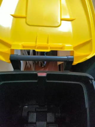 Cubo de basura con tapa amarilla