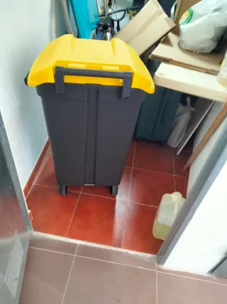 Cubo de basura con tapa amarilla