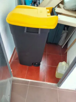 Cubo de basura con tapa amarilla