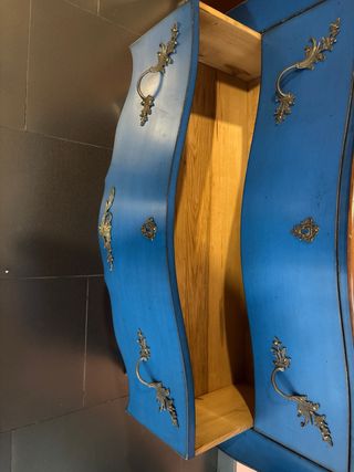 Aparador azul con detalles dorados