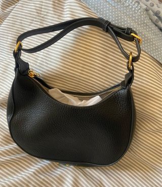 Mala de ombro preta.