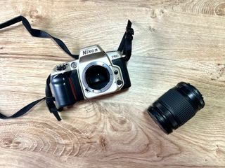 Cámara analógica Nikon F60 + objetivo 28-80mm