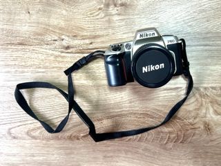 Cámara analógica Nikon F60 + objetivo 28-80mm