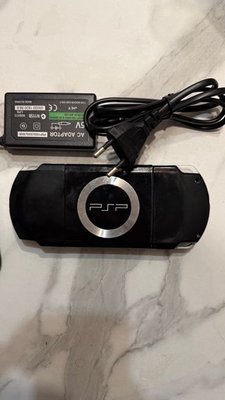 PSP 2004 nera funzionate con cavo e gioco