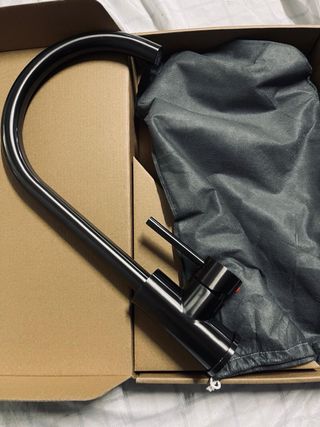 Grifo de cocina negro y plateado