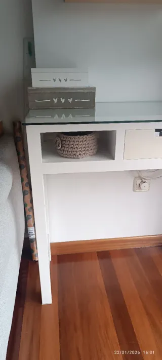 Mesa recibidor blanca y madera con cristal