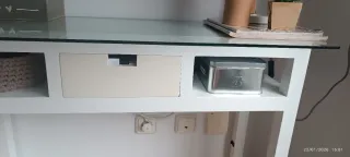 Mesa recibidor blanca y madera con cristal