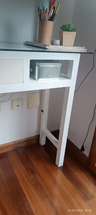 Mesa recibidor blanca y madera con cristal