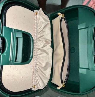 Maletas verdes y marrones