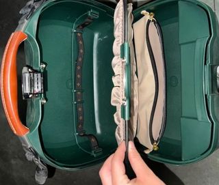 Maletas verdes y marrones