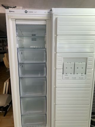 • Nevera independent • Congelador vertical indep
