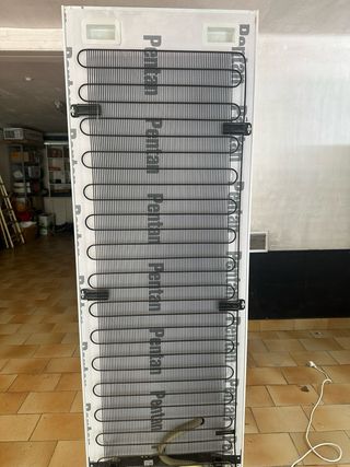 • Nevera independent • Congelador vertical indep