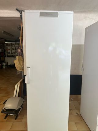 • Nevera independent • Congelador vertical indep