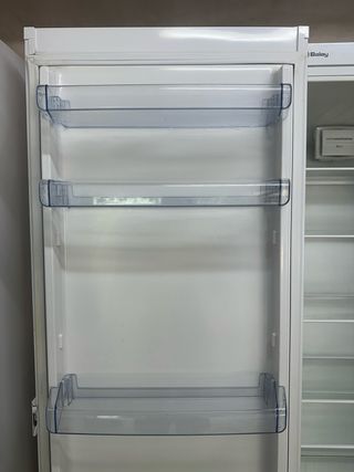 • Nevera independent • Congelador vertical indep