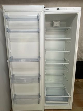 • Nevera independent • Congelador vertical indep