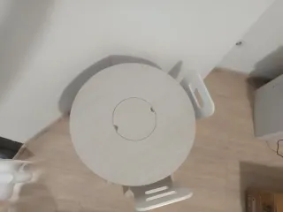 Mesa redonda de madera con 2 sillas