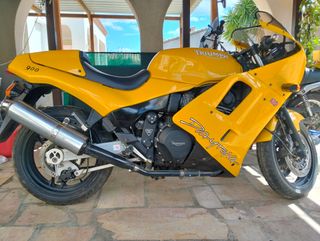 Triumph Daytona Amarilla
