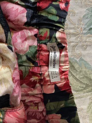 Falda midi estampada floral, con vuelo y una caida