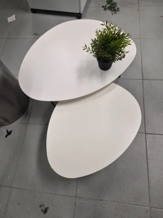 Mesas de espera blancas