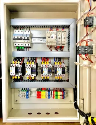 Servicios de electricidad y fontanería