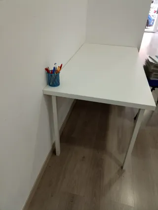 Mesa de estudio blanca Ikea.