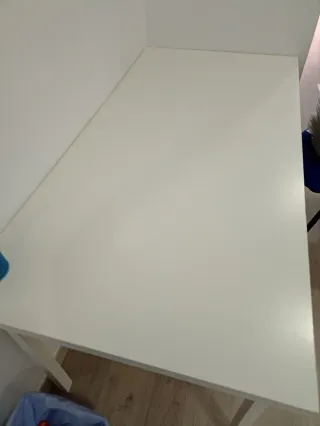 Mesa de estudio blanca Ikea.
