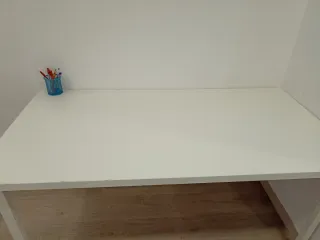 Mesa de estudio blanca Ikea.