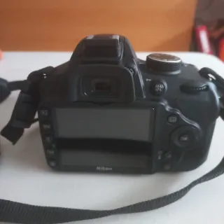 Cámara Nikon D3200 con bolso y cargador, objetivo
