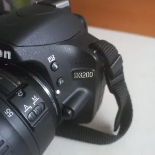 Cámara Nikon D3200 con bolso y cargador, objetivo