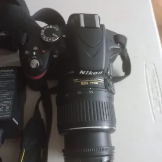Cámara Nikon D3200 con bolso y cargador, objetivo