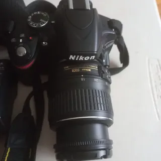 Cámara Nikon D3200 con bolso y cargador, objetivo
