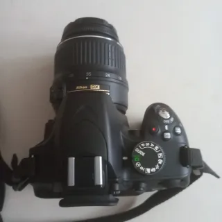 Cámara Nikon D3200 con bolso y cargador, objetivo