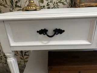 Mesa auxiliar o de TV blanca