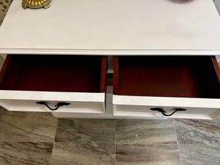 Mesa auxiliar o de TV blanca